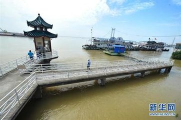 岳阳馆中望洞庭湖