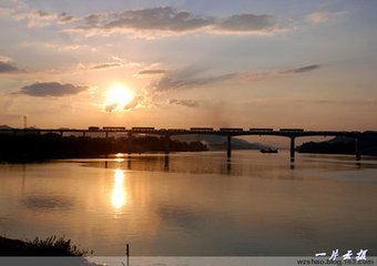 奉和秘监从翁夏日陕州河亭晚望