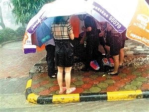 雨中示邻里