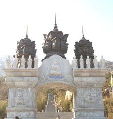 李侍御归山同宿华严寺