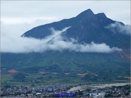 浪淘沙 云藏鹅湖山