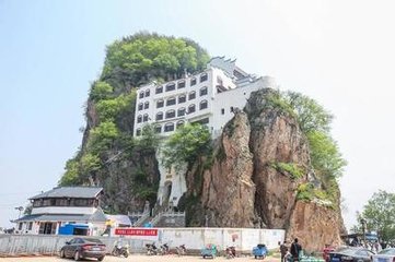 小孤山阻风因成小诗适舟中有浦城人写寄真西