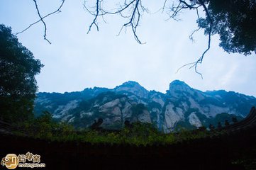 病中午后登山閒步遥见园亭有以帟张栏处久而