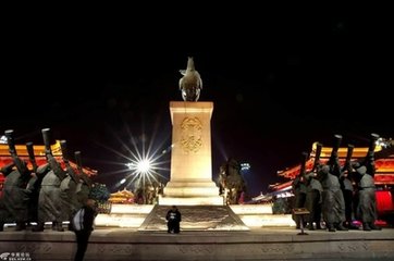 四月之初风雨凄冷如穷秋兀坐不夜堂二首