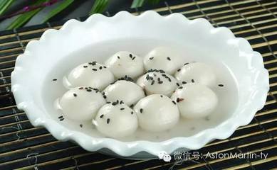 鹊桥仙·钩帘借月