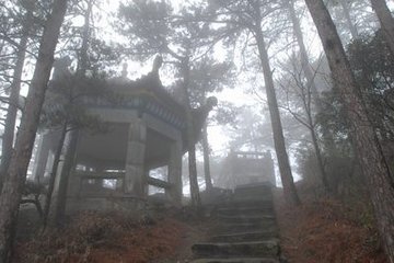 夜宿天池，月下闻雷，次早知山下大雨