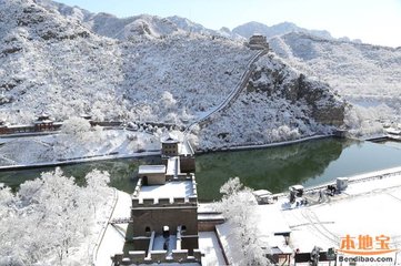 自坌道走居庸雪连峰百仞横障百折银色晃晃故