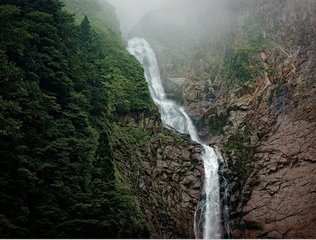 世传徐凝瀑布诗云一条界破青山色至为尘陋又