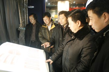 驾部郑郎中三十八丈尹贰东周荣加金紫谷以末派…因贺送